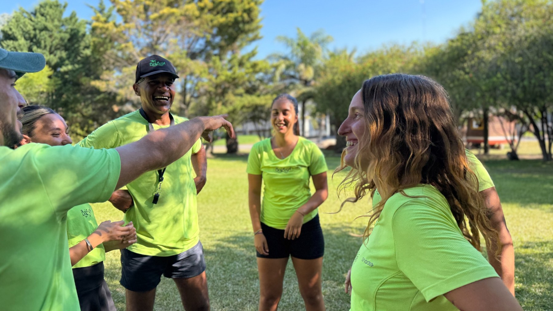 Integrantes del equipo de animación de Bolacuá compartiendo un momento al aire libre